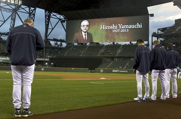 미국 프로야구 시애틀 매리너스 선수들이 구단주 야마우치 히로시의 사망을 추모하고 있는 장면. photo=infendo.com