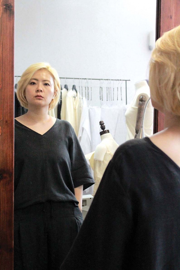 15년 파리 생활을 접고 서울에서 또 다른 그림을 그리고 있는 조 디자이너가 거울 앞에 섰다.