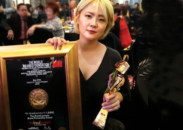 ‘아크’(ARCH)라는 브랜드로 활동하고 있는 한국 패션 디자이너 조아라가 국제적으로 권위있는 ‘브랜드 로레이 어워드’(The BrandLaureate Awards)상을 수상했다.