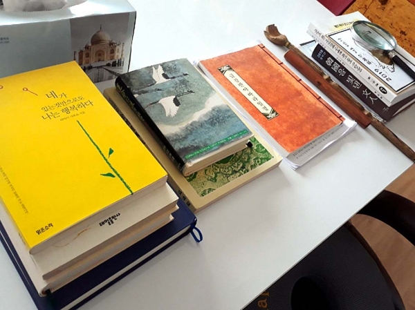 삼중 스님의 서재 탁자에 놓인 책들.